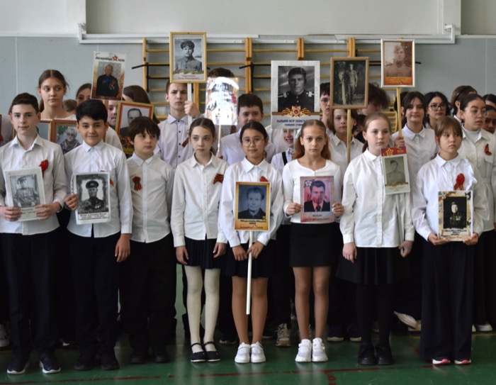 Течёт река бессмертного полка!